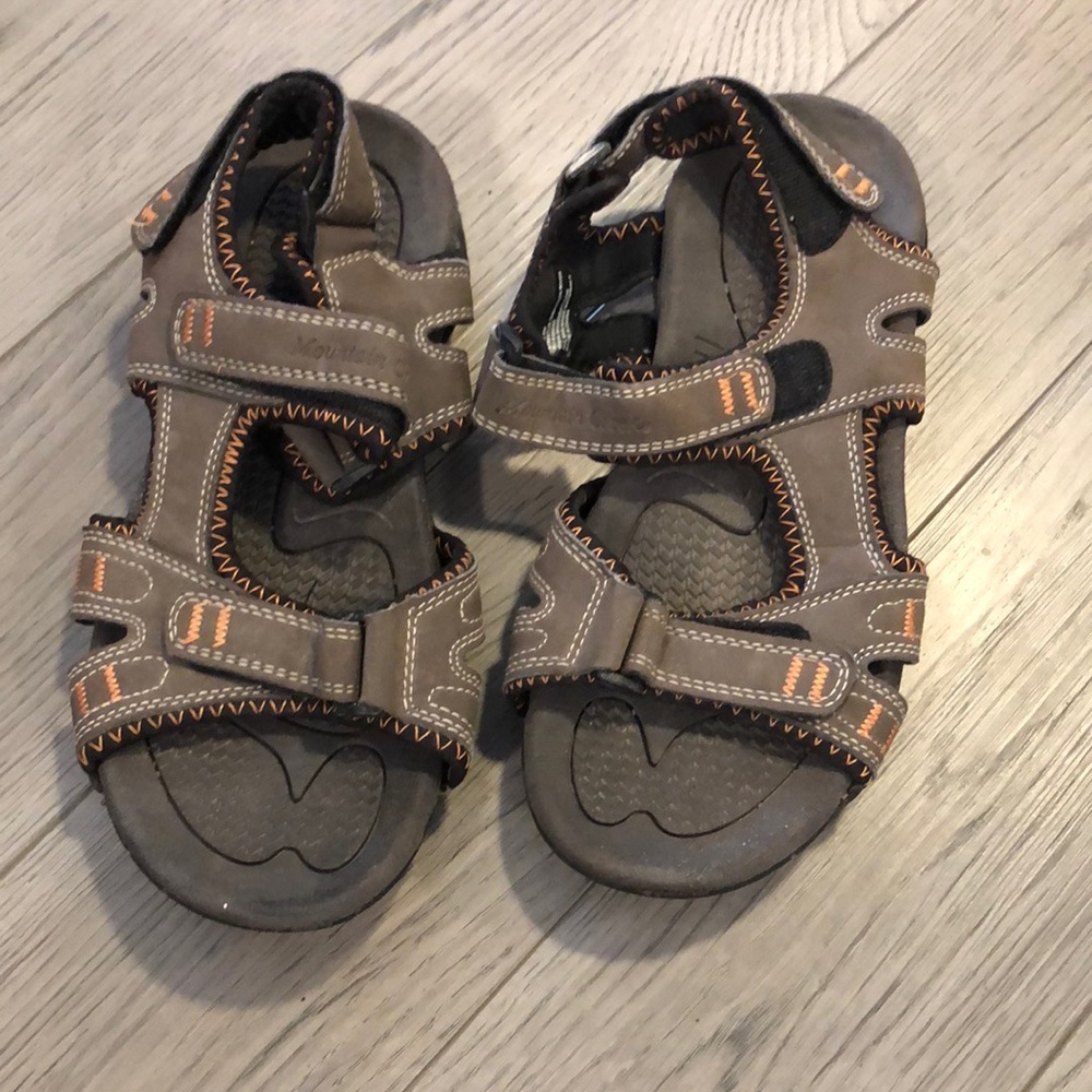 Boy size 6 Sandals they do show some wear otherwise in good used condition
